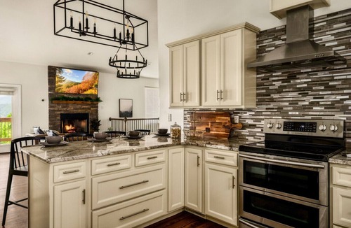 Chalet Village North Cabin | 3 Master Suite w/VIEWS/Gameroom/Theater/Hot Tub - Elk Camp