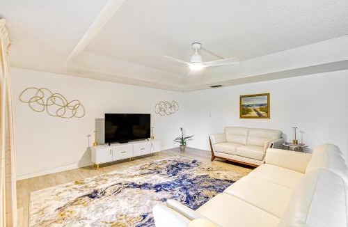 East Naples Apartment | 3 Mi to Downtown Naples Country Club Condo!