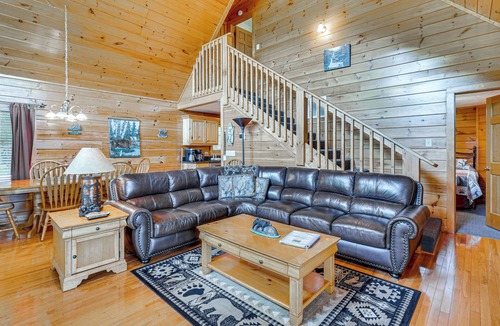Black Bear Falls Cabin | 3 Mi to Dtwn Gatlinburg! Cabin w/Private Hot Tub