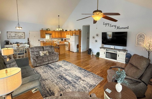 Hiawassee Cottage | 3 Mi to Hiawassee: 'Berry Cute Country Cottage'