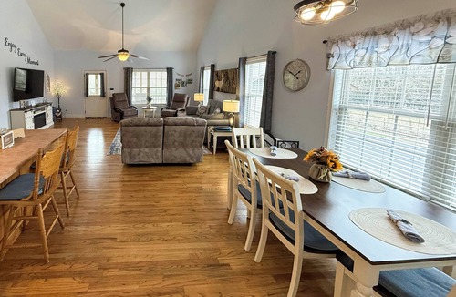 Hiawassee Cottage | 3 Mi to Hiawassee: 'Berry Cute Country Cottage'