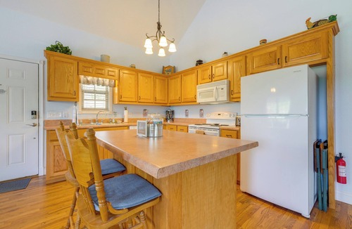 Hiawassee Cottage | 3 Mi to Hiawassee: 'Berry Cute Country Cottage'