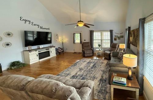 Hiawassee House | 3 Mi to Hiawassee: 'Berry Cute Country Cottage'