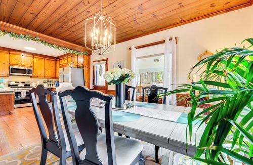 Marietta House | 3 Mi to Marietta Square: Hot Tub Haven w/2 Patios