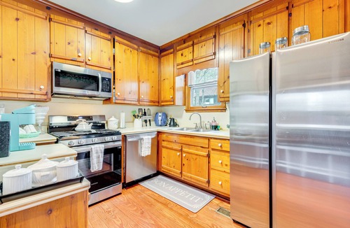Marietta House | 3 Mi to Marietta Square: Hot Tub Haven w/2 Patios