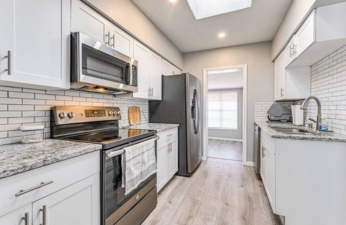 Venice Gardens House | 3 Mi to Venice Beach: Pet-Friendly Home w/Yard