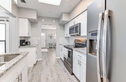 Venice Gardens House | 3 Mi to Venice Beach: Pet-Friendly Home w/Yard