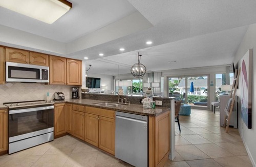 Miramar Beach Villa | 3 MIN WALK - 1st Floor Condo - No Stairs - Steps to Beach & Pool & Golf