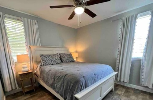Redington Beach House | 3 minute walk to the beach! Quiet community