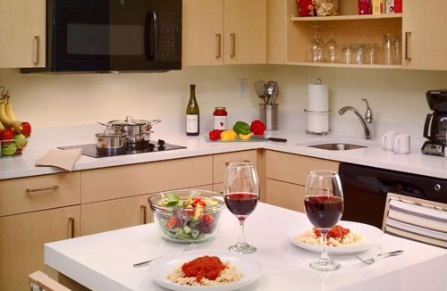 Arrowood Hotel | 3 Modern Apartment-Style Suites with Pool Close to Billy Graham Library – 5 Mi