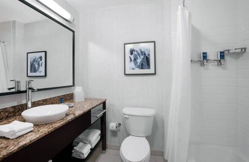 Dania Beach Hotel | 3 Relaxing Units Minutes to Dania Beach. Onsite Parking, Shuttle Service, Pool!