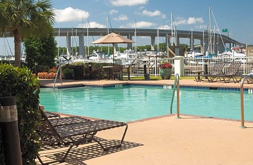 Downtown Charleston Hotel | 3-Star Hotel ∙ Courtyard Charleston Waterfront