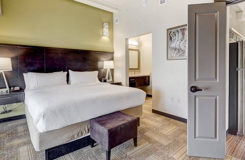 Downtown Baltimore Hotel | 3 Suites with Kitchen in Historical Building Near Baltimore Convention Center