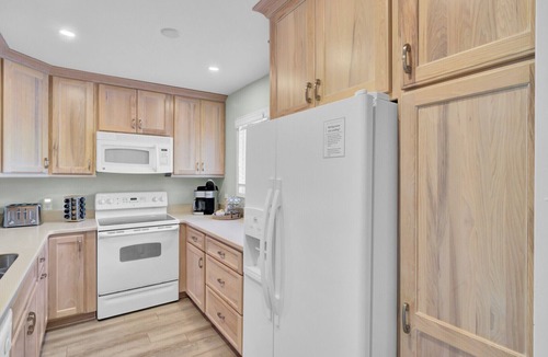Twin Oaks House | 3 Twin Oaks Lane by AvantStay | Beach Access, Sunroom, Great Location!