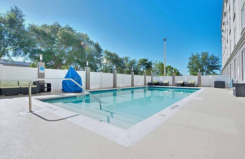 Orlando Hotel | 3-Unit Orlando Escapade, 10 Mins to Airport w/Pool Access & Free Breakfast