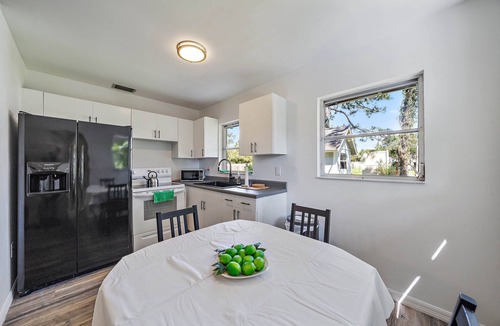 Laurel House | 3 Units Together - Beach Triplex .7 Mi From Beach