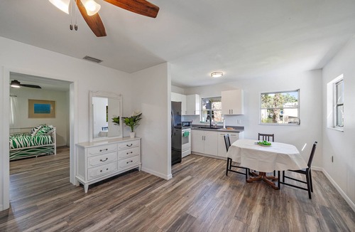 Laurel House | 3 Units Together - Beach Triplex .7 Mi From Beach