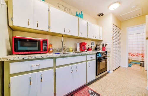 Poinsettia Heights Apartment | #3 ❤️ Updated Mid-Century Modern Apartment