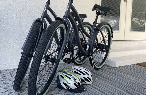 Vero Beach Apartment | 300 Steps to BEACH; 2 Bikes; Beach Gear; 4 HOLE Putting & Chipping GREENS