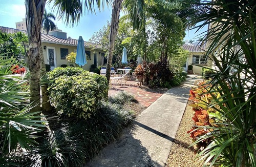 Delray Beach Apartment | 300 STEPS TO THE BEACH