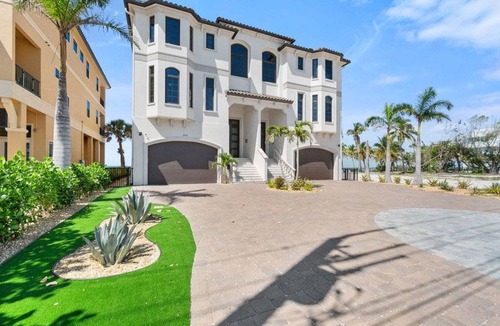 Mid Island Villa | 321 m² Villa ∙ 3 bedrooms ∙ 12 guests