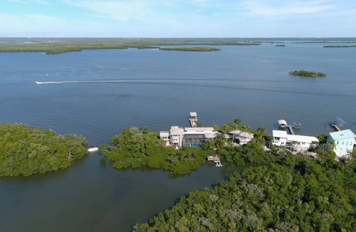 Mid Island House | 369 m² House ∙ 5 bedrooms ∙ 14 guests