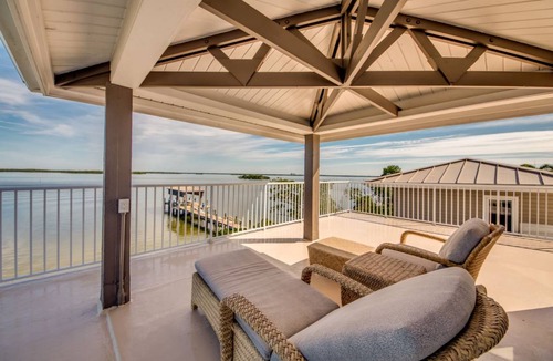 Mid Island House | 369 m² House ∙ 5 bedrooms ∙ 14 guests