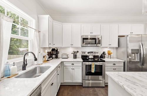 Sans Souci House | 3BD/2BA Gem .5 Miles from Cherrydale - 2 King Beds