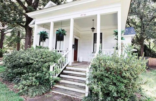 Old Shandon House | 3BD 2BA Shandon | Porch, Fenced Yard + Walkable