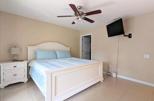 Ridge Wood Heights House | 3Bed & 2Bath Property Couple minutes from Siesta Key Beach & Downtown Sarasota