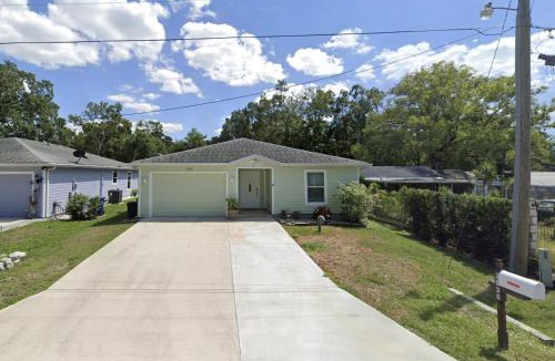 Ridge Wood Heights House | 3Bed & 2Bath Property Couple minutes from Siesta Key Beach & Downtown Sarasota