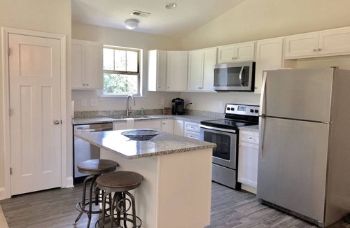 Greer House | 3Bed/2Bath Ritzy 2 of 3