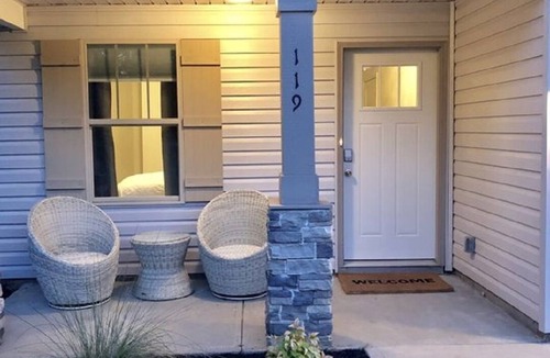 Greer House | 3Bed/2Bath Ritzy 2 of 3