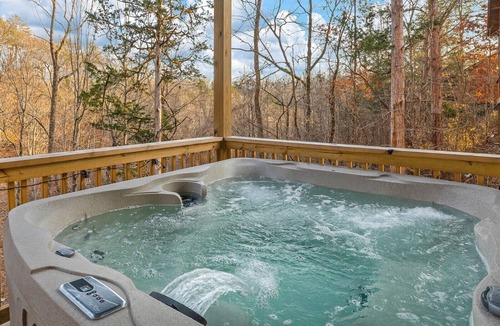 Sevierville Cabin | 3BR/3BA - 3 STEPS TO FRONT DOOR. Convention Center 1mi, 15min to Dollywood