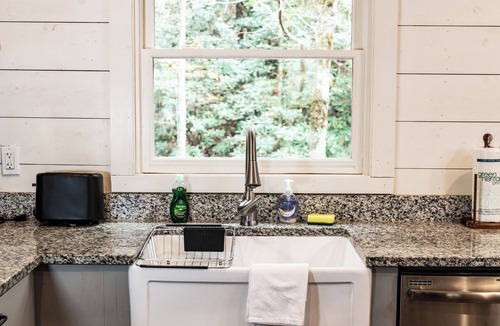 Suches Cabin | 3BR Cabin in Appalachian Mountains! -dog friendly, firepit, creek in yard