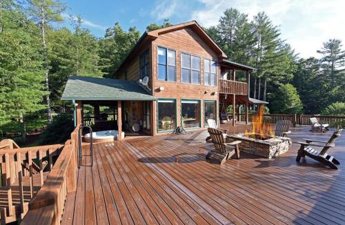 Suches House | 3BR Luxury Cabin Hot Tub, Fireplaces & Firepit