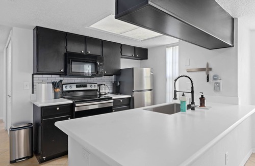 Royal Palm Bay Condo | 3BR Near Disney - Patio, Pool, Hot Tub, Gym & Sauna