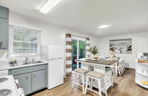 Garden City House | 3BR Near River St and Forsyth with Porch and Parking