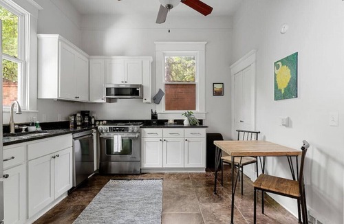 University Hill House | 3BR on University Hill | Mins to USC | Sleeps 8