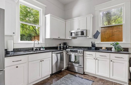 University Hill House | 3BR on University Hill | Mins to USC | Sleeps 8