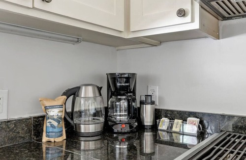 University Hill House | 3BR on University Hill | Mins to USC | Sleeps 8