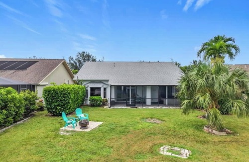 Naples House | 3BR Retreat – Hot Tub, Fire Pit & Parking
