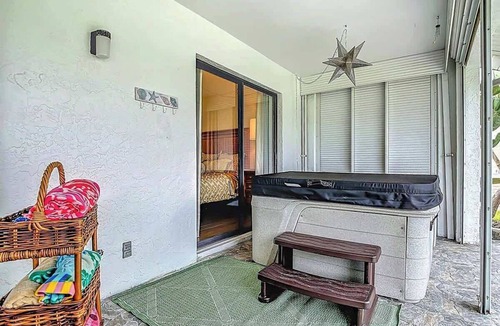 Naples House | 3BR Retreat – Hot Tub, Fire Pit & Parking