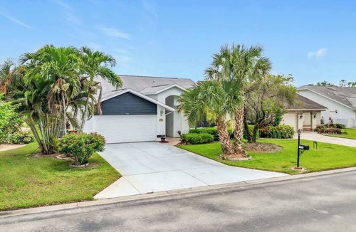 Naples House | 3BR Retreat – Hot Tub, Fire Pit & Parking