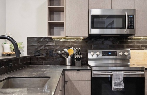 Fairmount Apartment | 3BR Spacious Family Abode with Parking, Gym, Golf Simulator