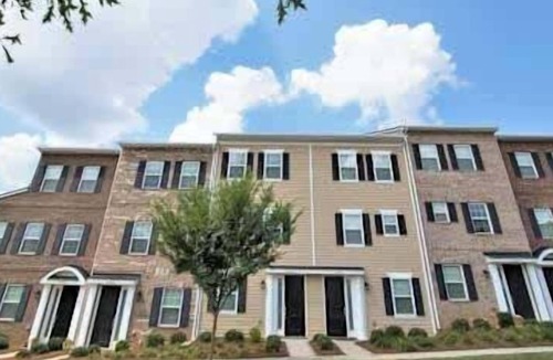Pineville House | 3BR Townhouse | King Bed | 3-Story | Pineville