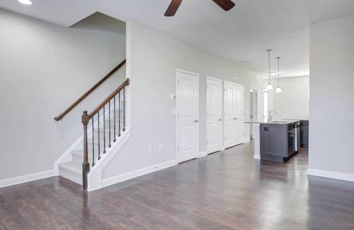 Pineville House | 3BR Townhouse | King Bed | 3-Story | Pineville