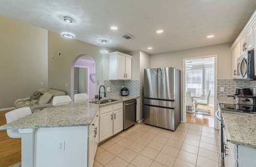 Clarkdale House | 3BR w/Backyard Airport and Downtown Six Flags