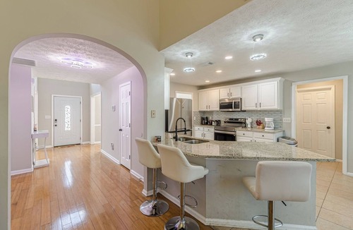 Clarkdale House | 3BR w/Backyard Airport and Downtown Six Flags