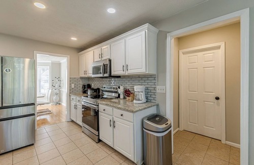 Clarkdale House | 3BR w/Backyard Airport and Downtown Six Flags
